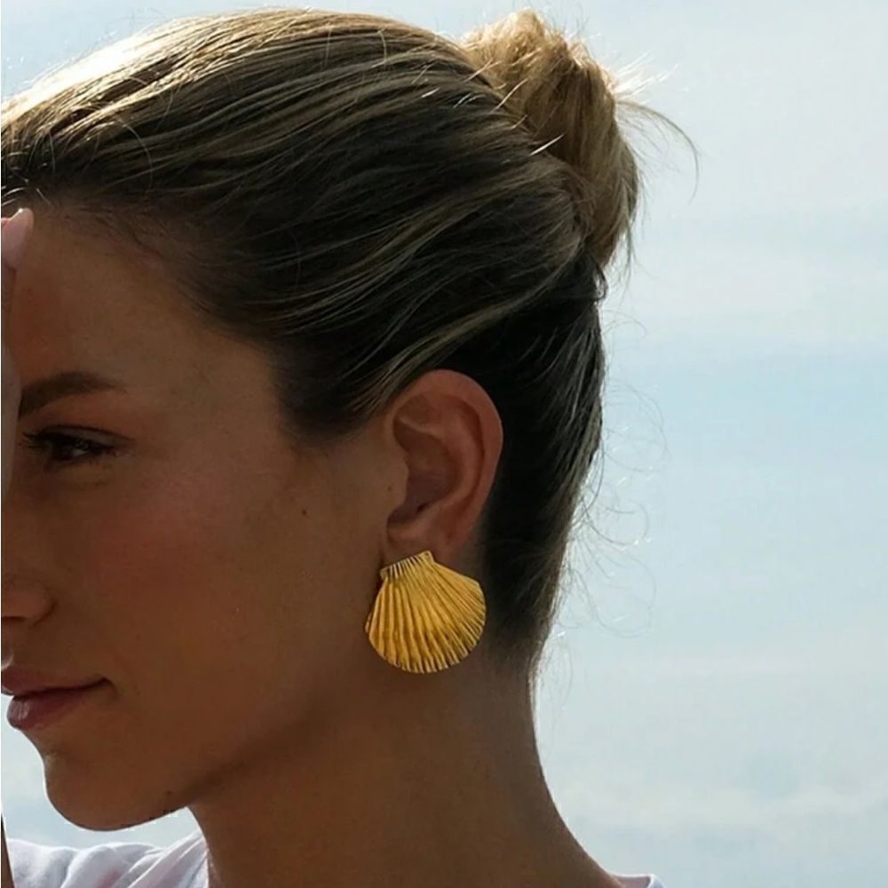 Gold seashell stud earrings M306
